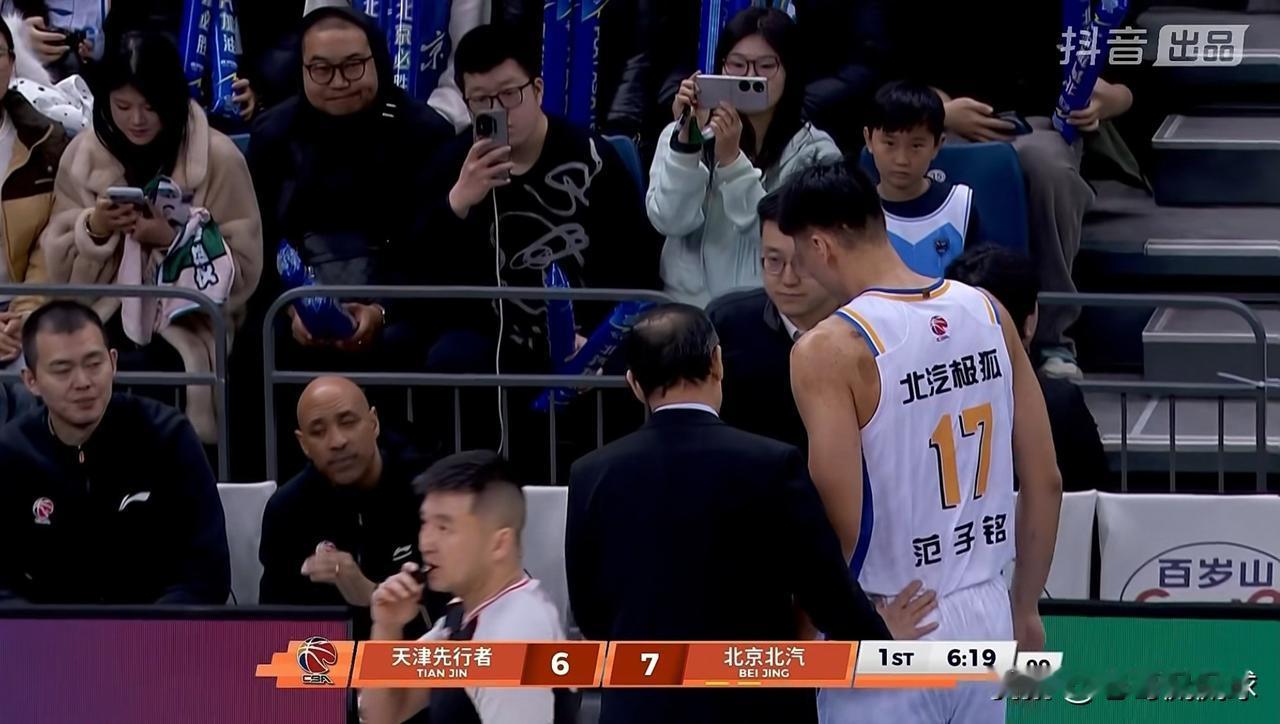北京北汽大将范子铭真是太可怜了！在今天北京北汽客场挑战天津先行者的比赛中，目前双