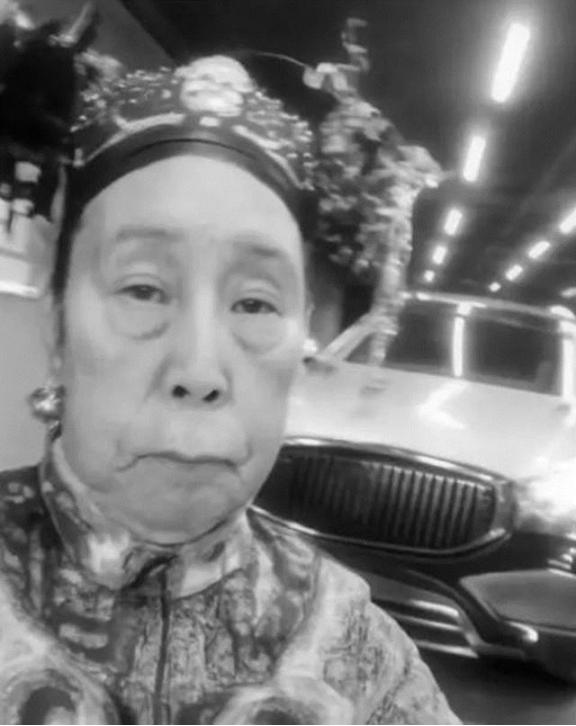 1900年，慈禧狼狈逃窜至山西首富乔家，临行时，慈禧让乔家借她10万两，乔