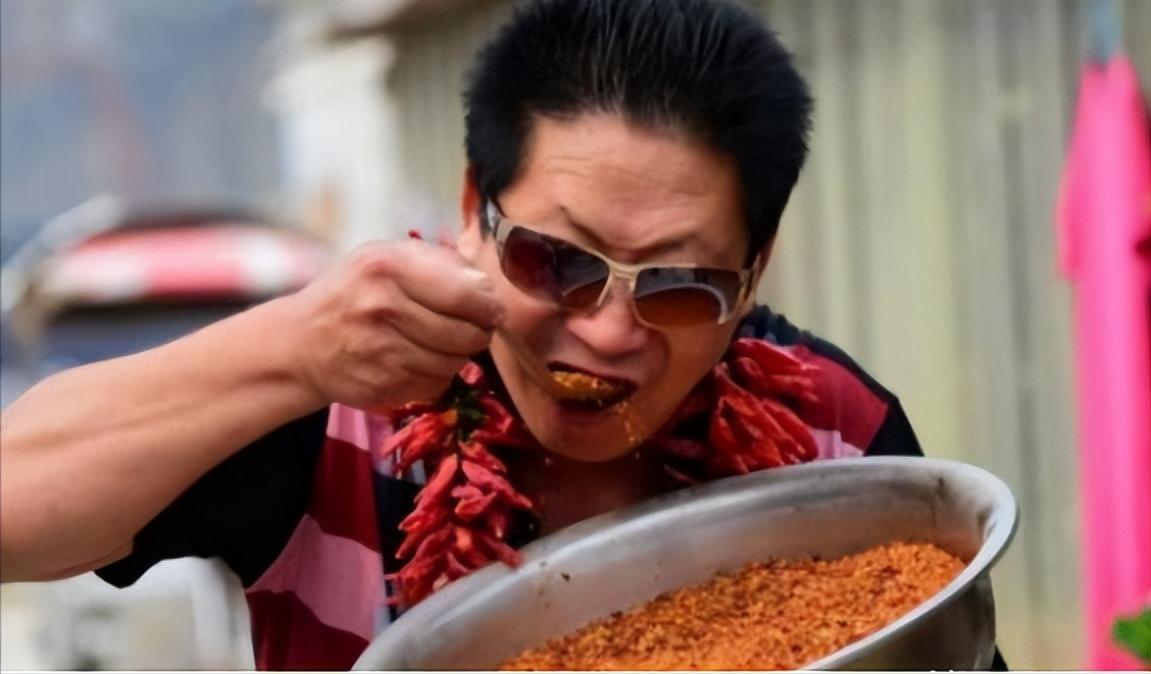 2014年，“中国辣王”李永志，因连续吃下12根能辣死大象的魔鬼辣椒，从此名利双