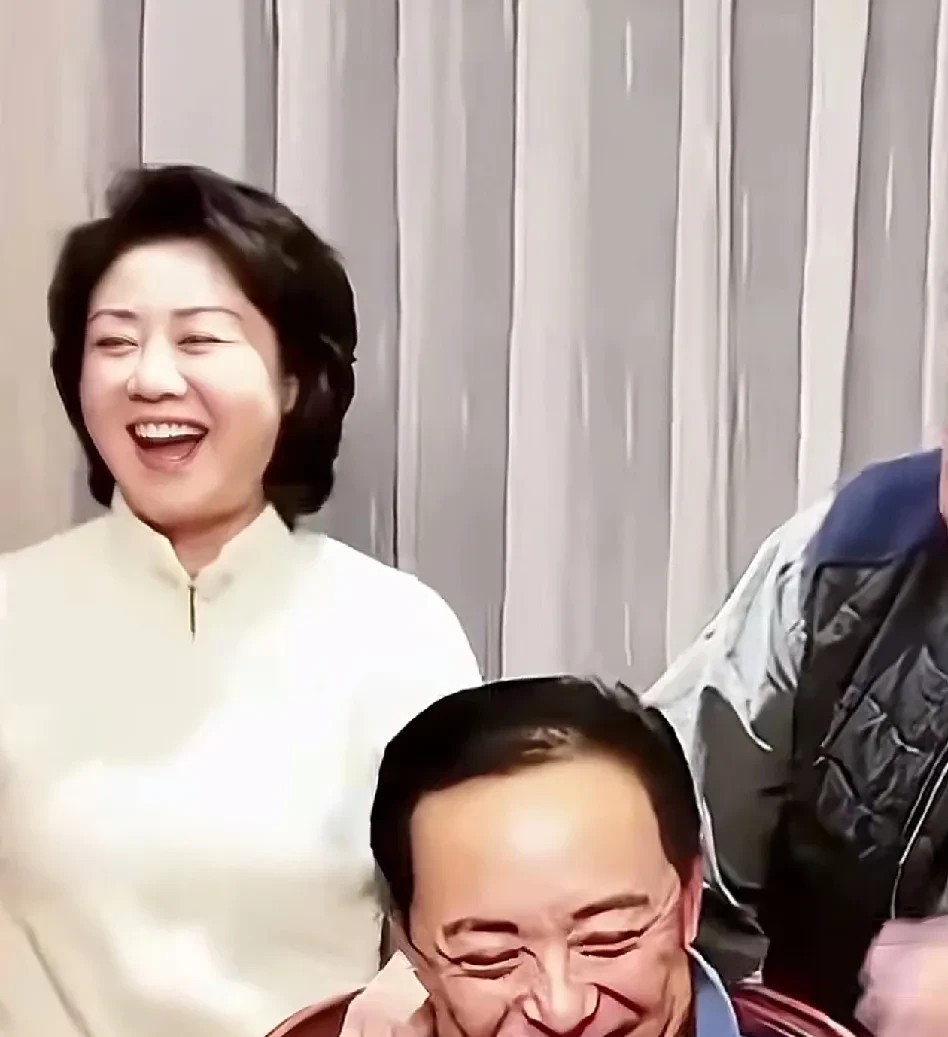 虽然我不知道他俩经历了什么，但是他们走到一起，一定经过了千难万险。照片中，两人笑