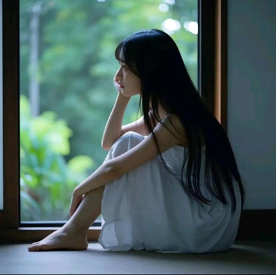 邻家的男孩儿在自家工厂打工，老婆在家相夫教子。本来是其乐融融，结果有一次在外