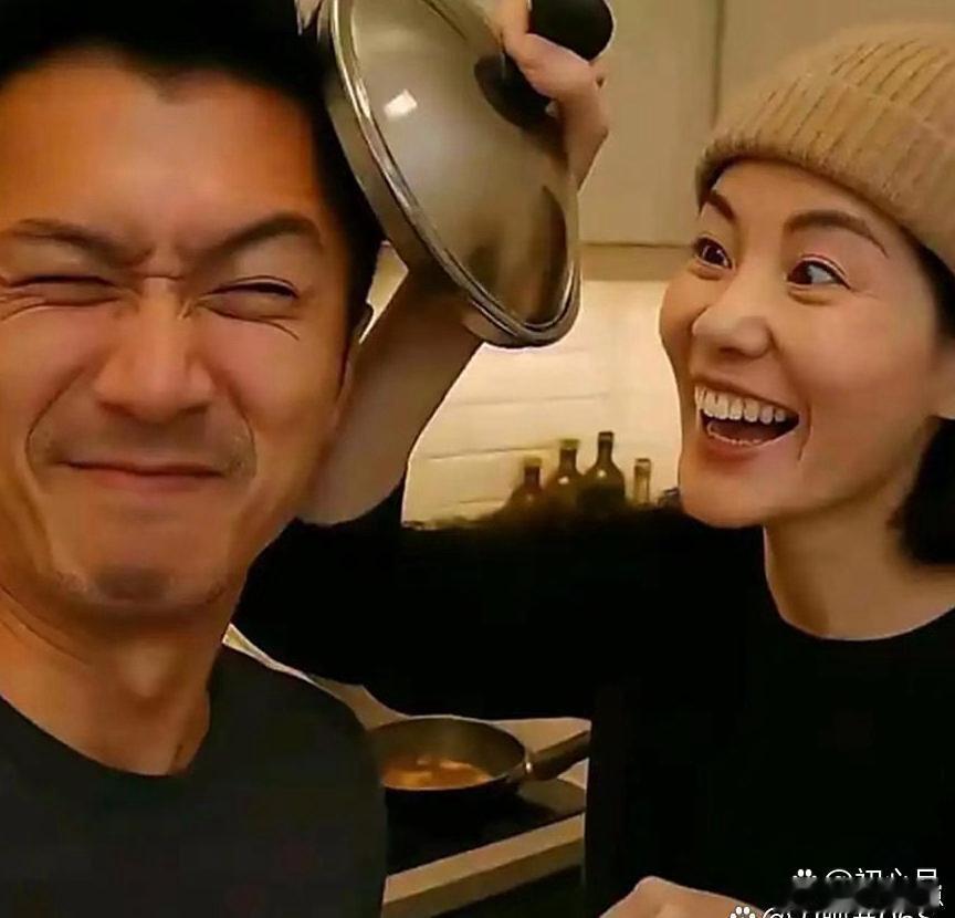 王菲难得展露明媚笑颜，笑容温柔治愈，氛围感直接拉满。