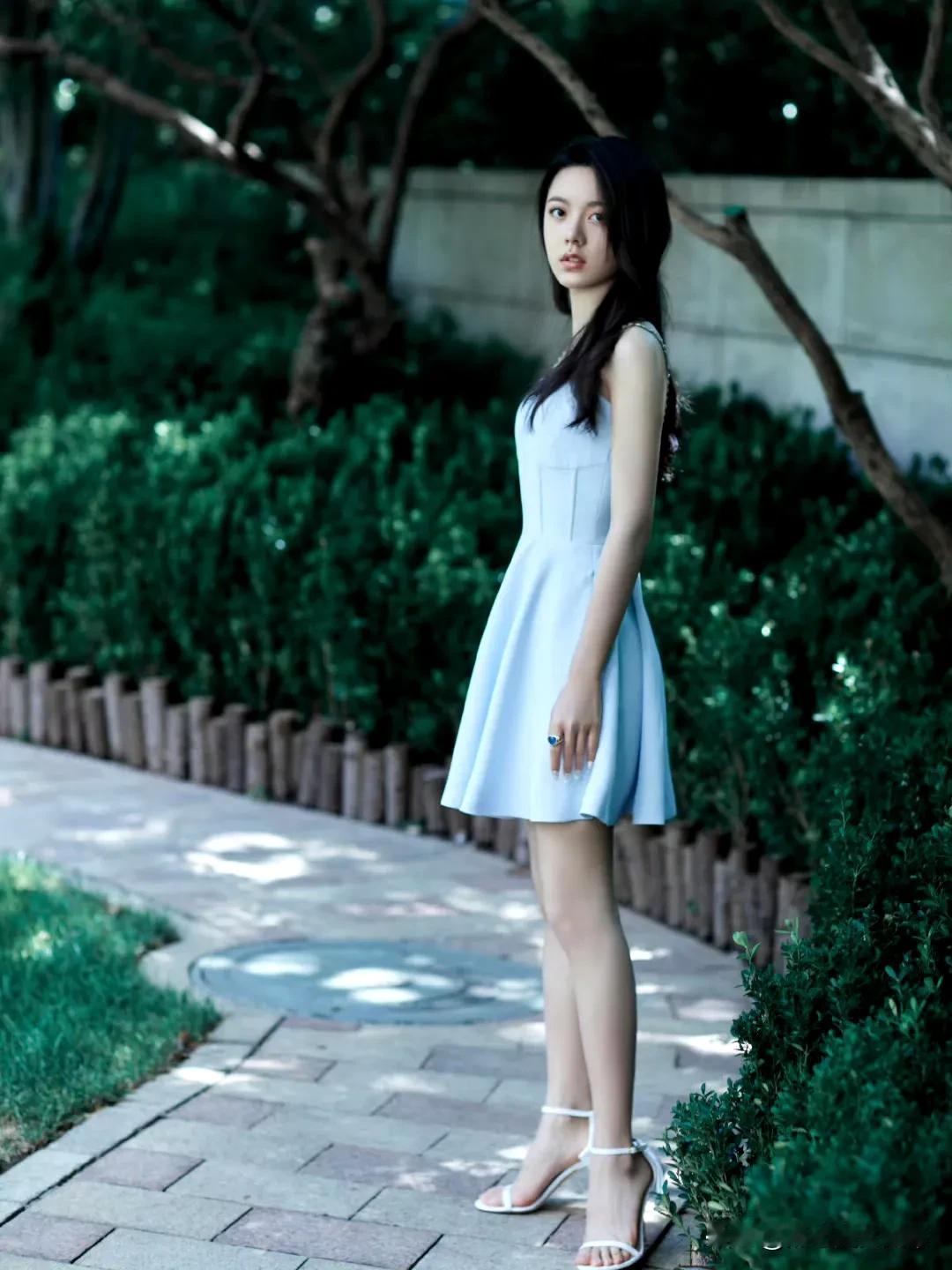 赵今麦妹妹穿上短裙高跟，真就秒变气质小仙女！她特别会在穿搭上搞事情，从邻家妹妹风