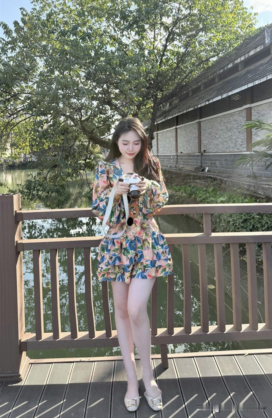 在古桥边，捕捉美好瞬间，花裙飘飘，相机相伴