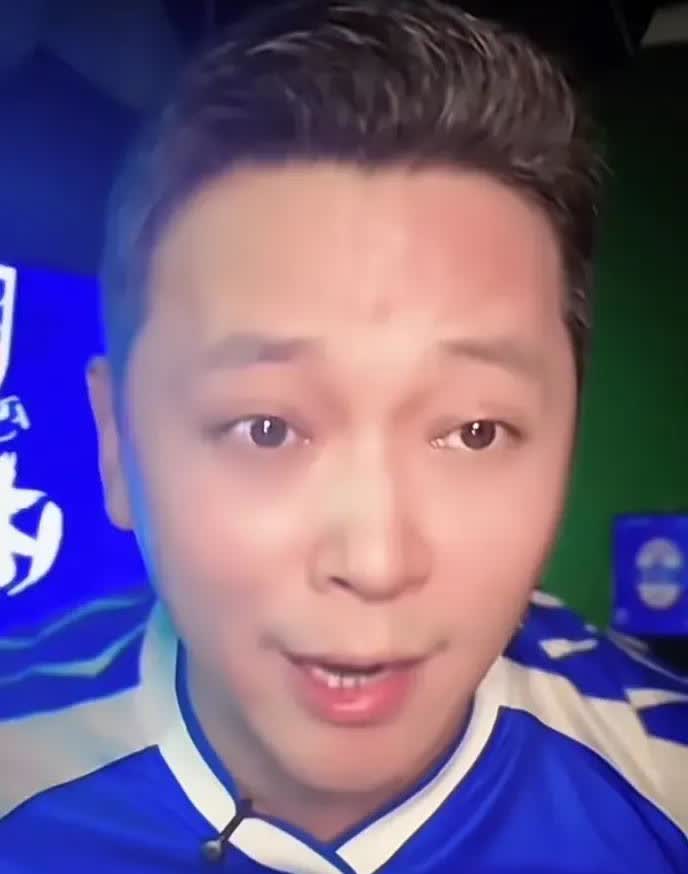 解说员周亮近期情绪颇为激动，他公然点名批评武磊，称武磊在上海德比当日的行为“实