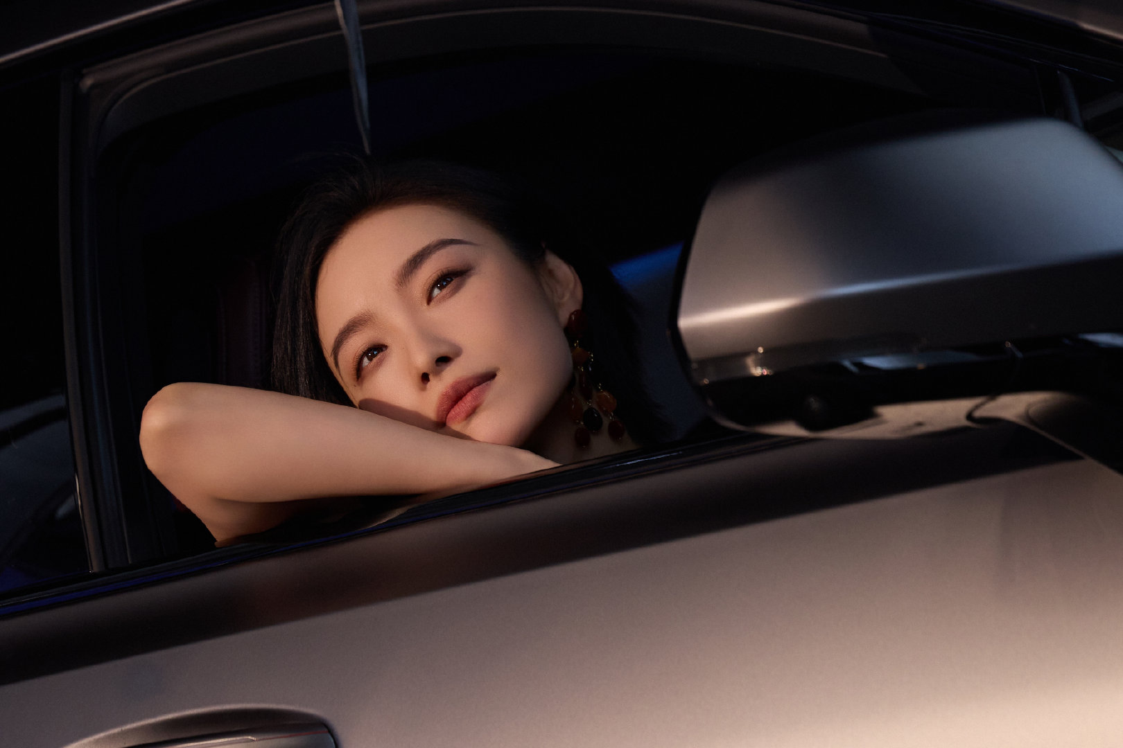 #倪妮#风吹起裙摆，光照着前方。或许在路上时，自由应该是一个动词​