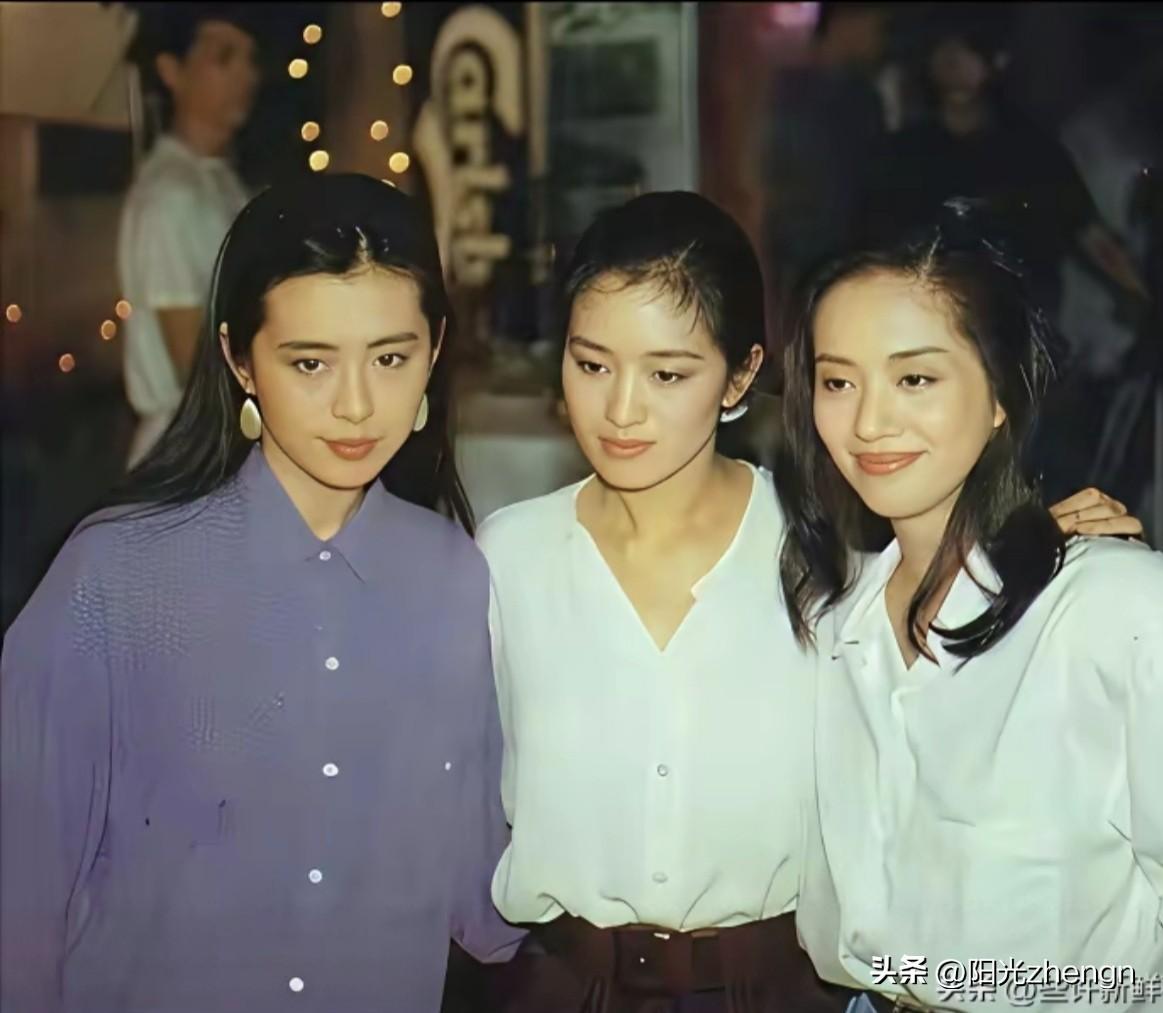 这张照片里，巩俐一改往日抬头的英气模样，微微低着头，眉眼温柔的不行，美的格外有韵