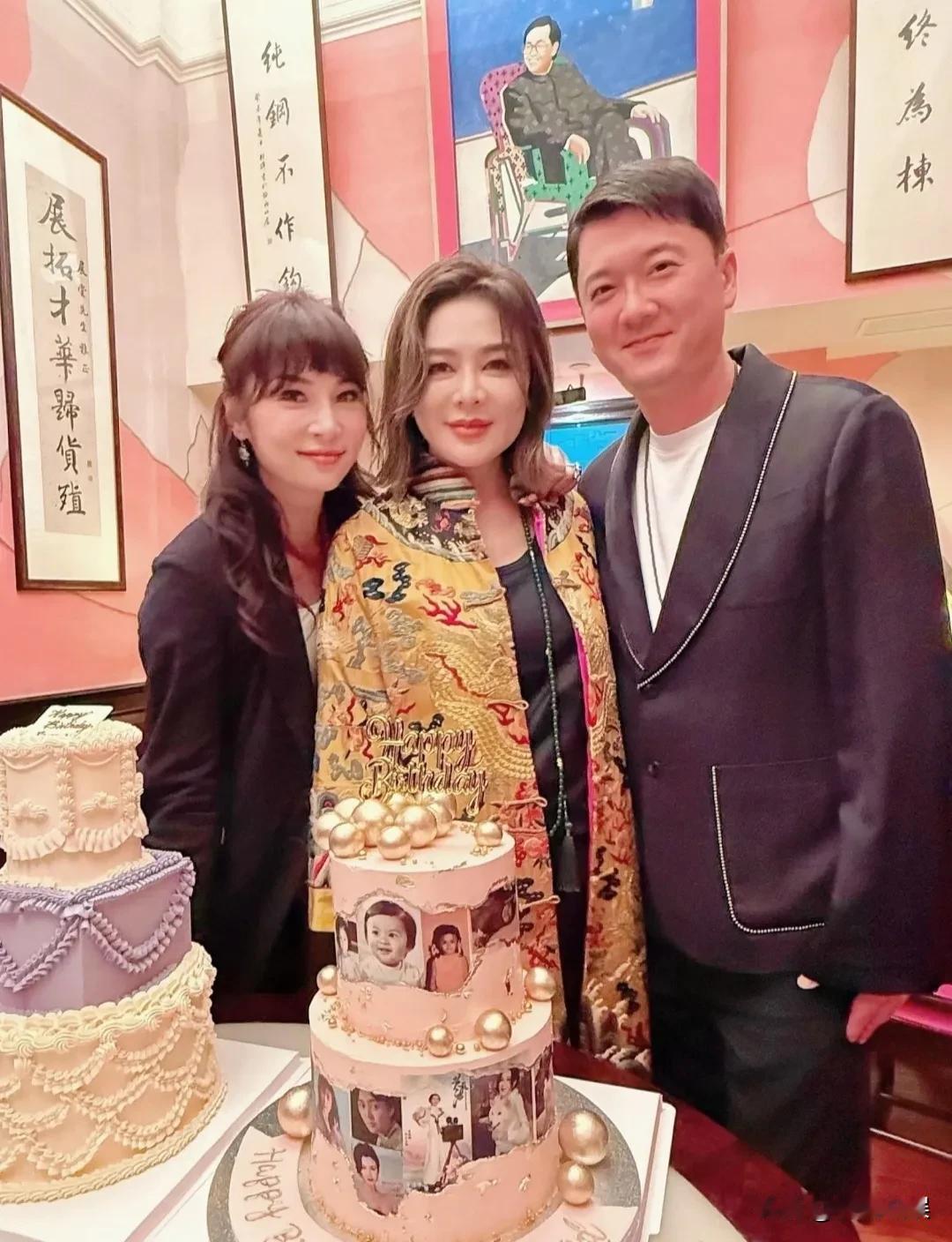 岁月是不是对关之琳特地开了滤镜啊？！9月24日，是关之琳的63岁生日，她和朋友