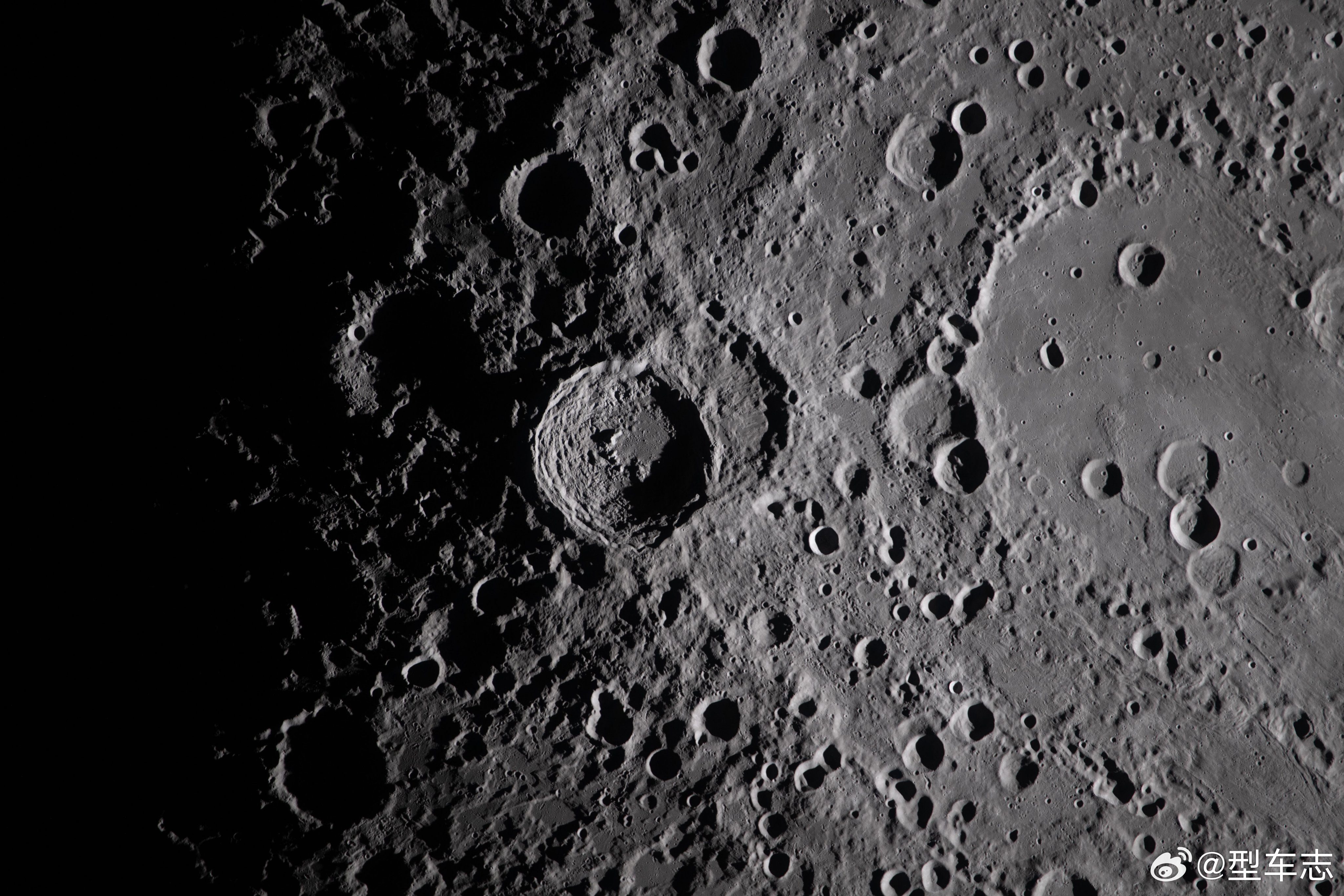 NASA又放出了ArtemisII绕月飞行的最新照片。结果问了一下GPT，居然