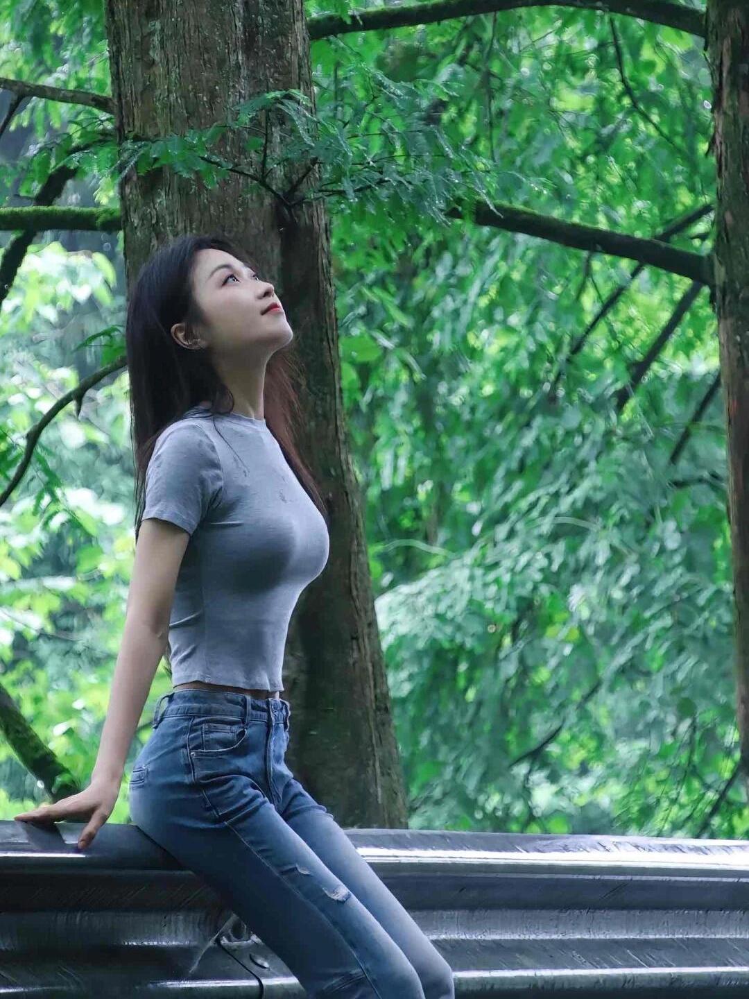 林间的风，是未说出口的答案青苔漫上护栏的纹路时风正穿过杉树的缝隙把潮湿