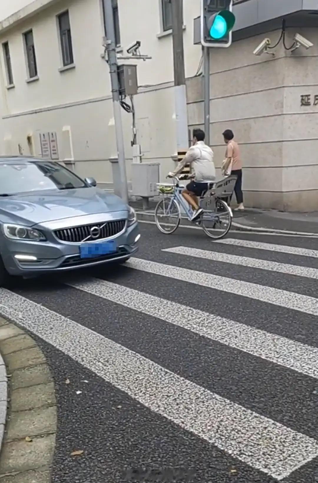 48岁王阳骑自行车送女儿上学，打扮清爽像男大，车篮里还放着蔬菜！​​​