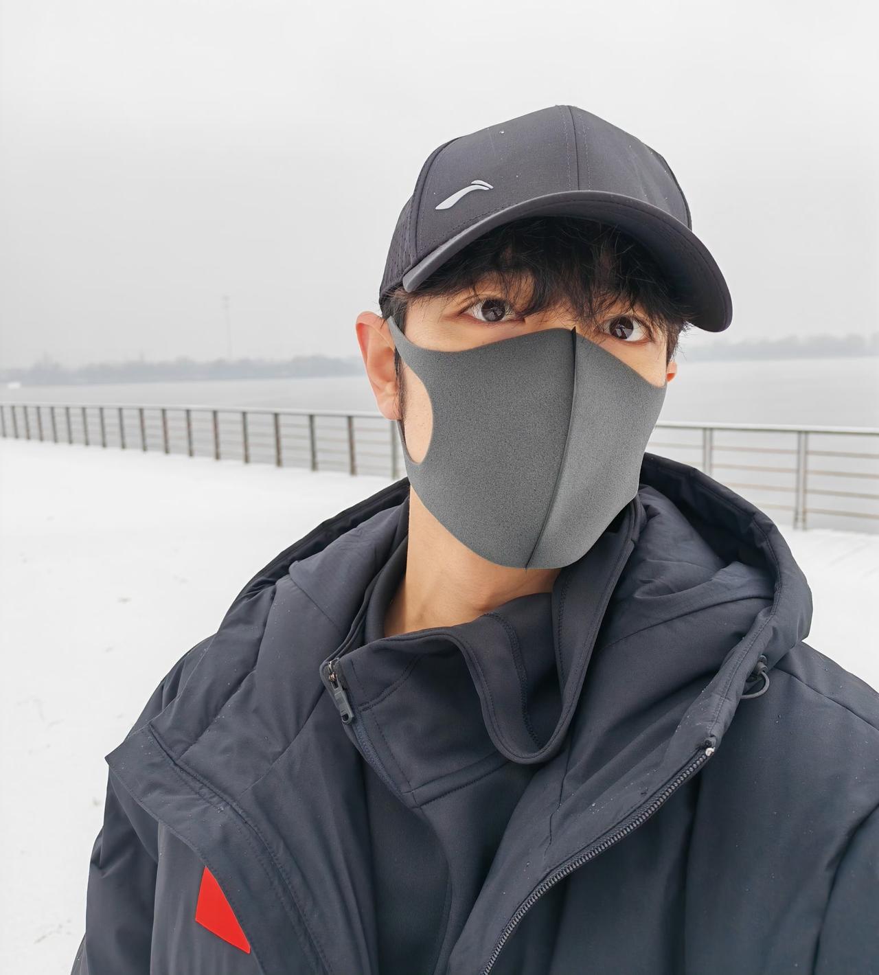 啊啊啊，肖战发来明信片啦！谁懂啊！去新雪地踩了一串软乎乎的脚印，堆的雪人