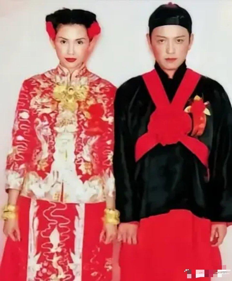 1999年邱淑贞和富商老公沈嘉伟的结婚照。估计除了他们夫妻俩，没人敢这样拍​​