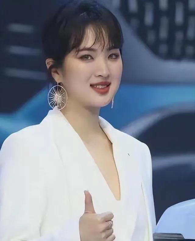 节目里宁静问姚安娜：“你家里的事都是你爸爸做主吗？”姚安娜坦言：“其实我也说不好