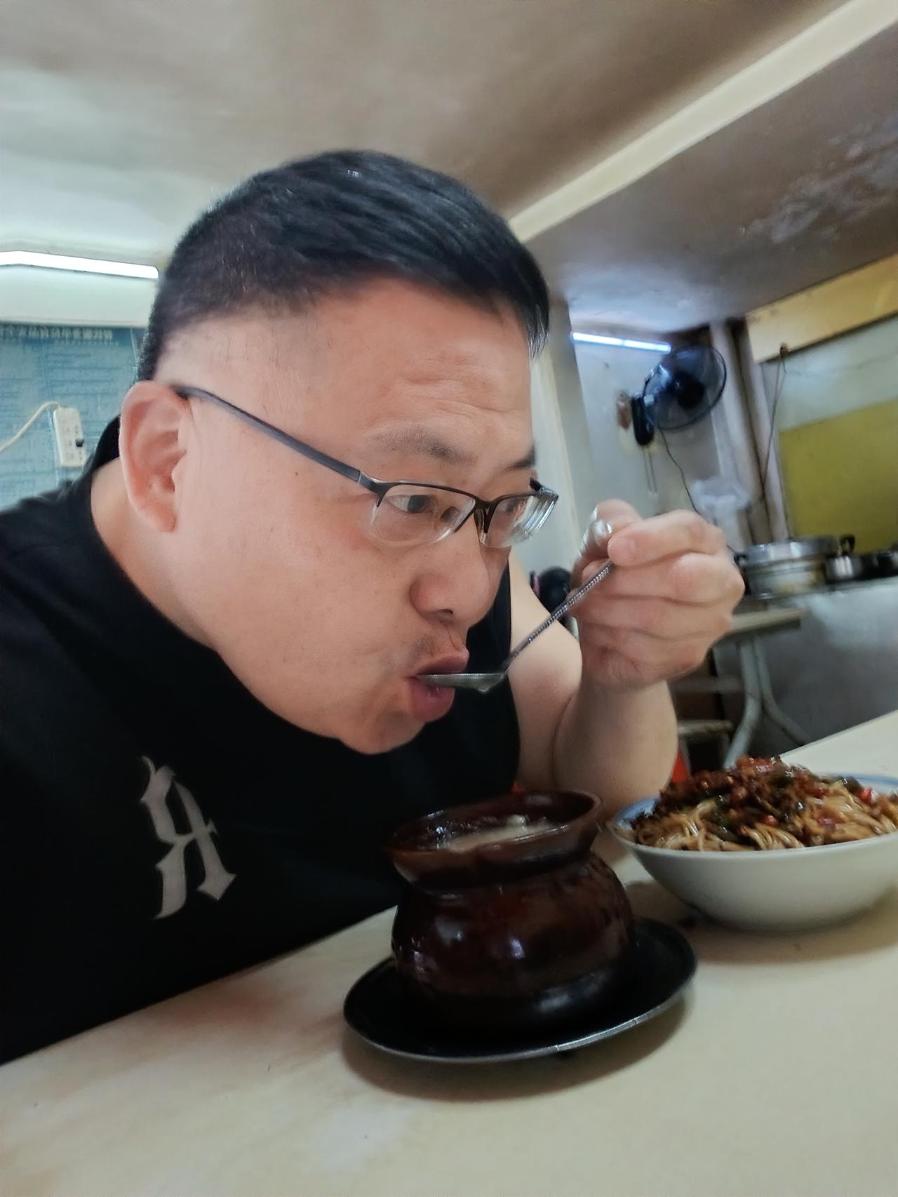 原来上了年纪，特别是打麻将，坐了五六个小时就腰酸背痛。昨天晚上11点钟回家，