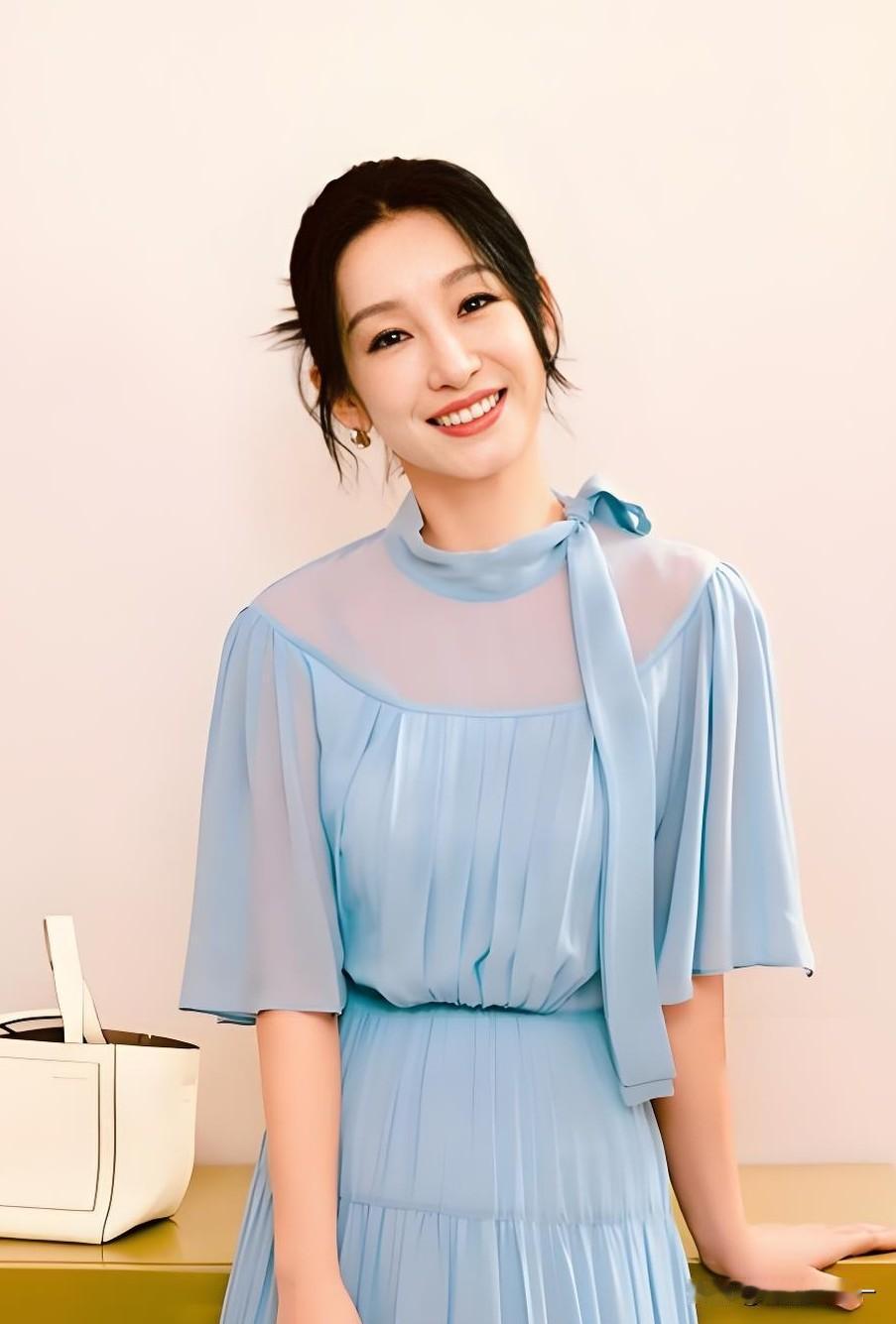 看了金鹰奖重播，最喜欢的不是获奖嘉宾而是秦海璐，不为别的就因为她和张丰毅