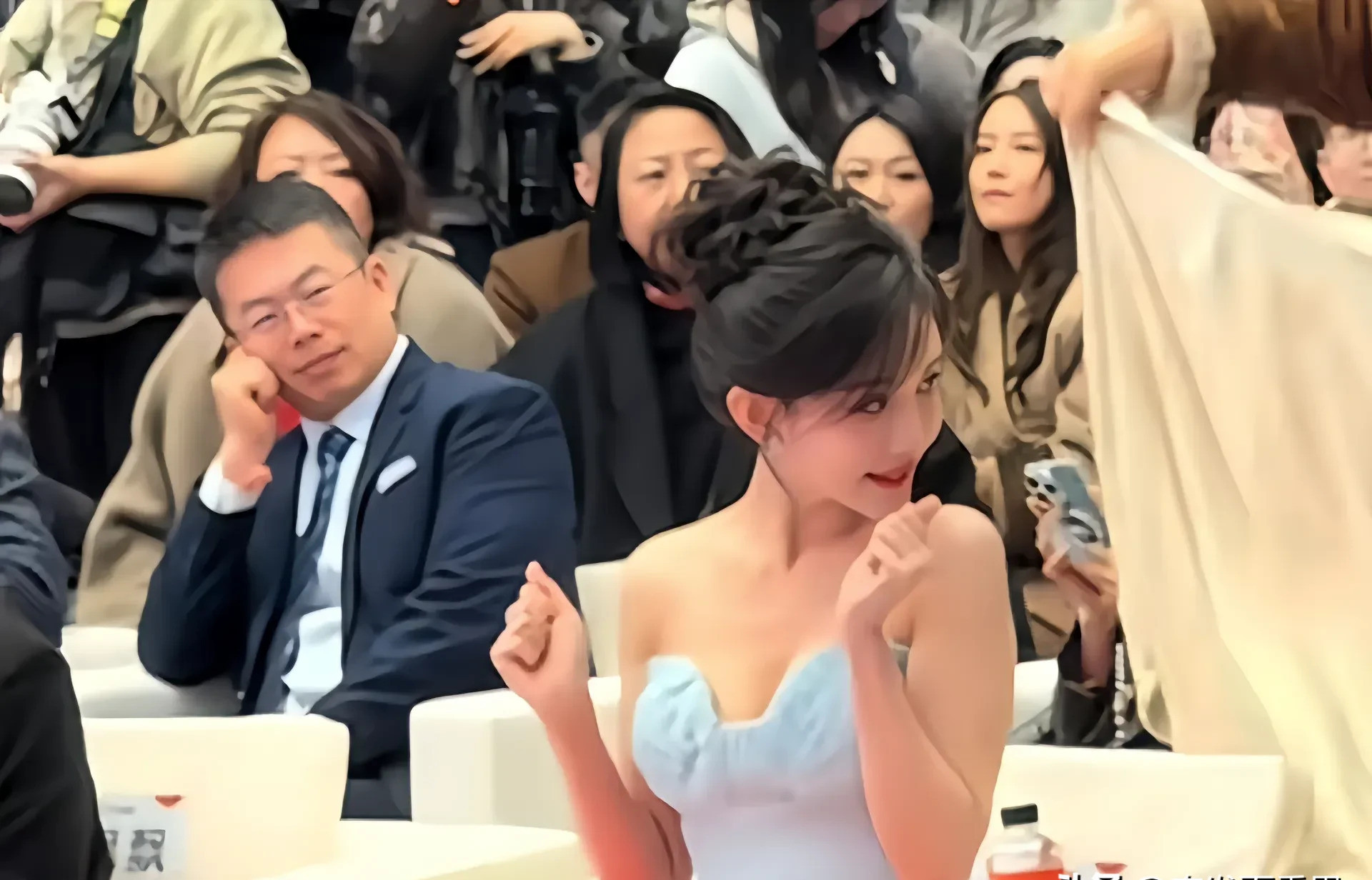 总裁欣赏孟子义峰会眼神怎么回事？峰会上总裁看孟子义的眼神