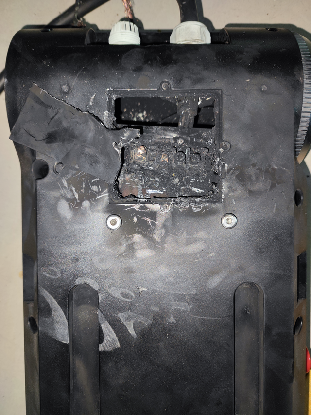 刚买的充电桩烧了小区里第一个拉380V电表的，小区电工也懵懵的，拉完电表让电工