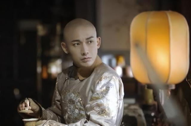 1735年，58岁的雍正皇帝在圆明园突然驾崩，无论是皇后皇子还是身边得宠的大臣，