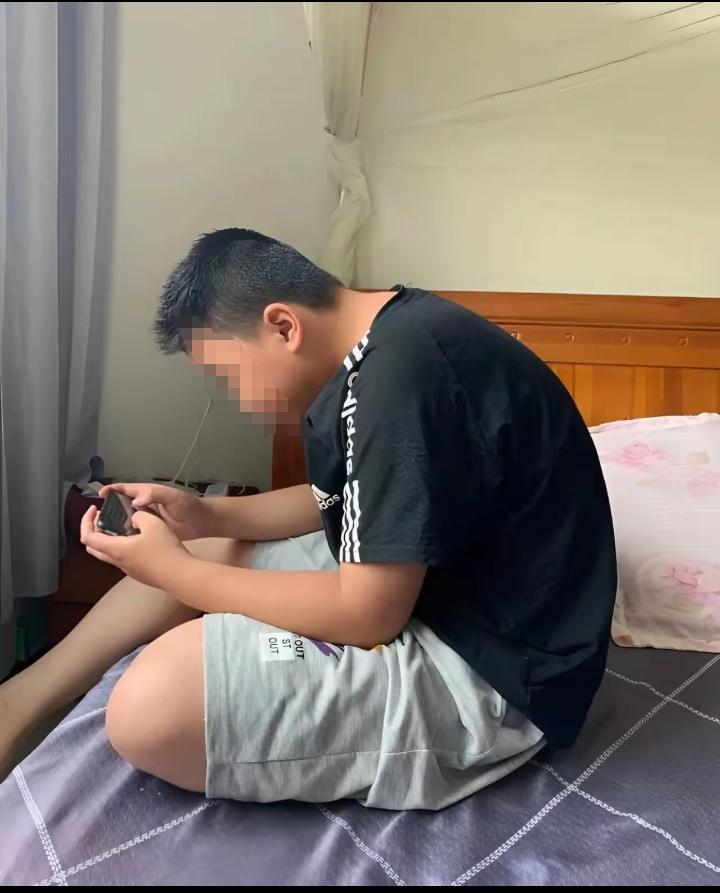 作为家长有时候感觉真的好焦虑！特别是成绩不好还特别贪玩的孩子！明明知道自己成绩差