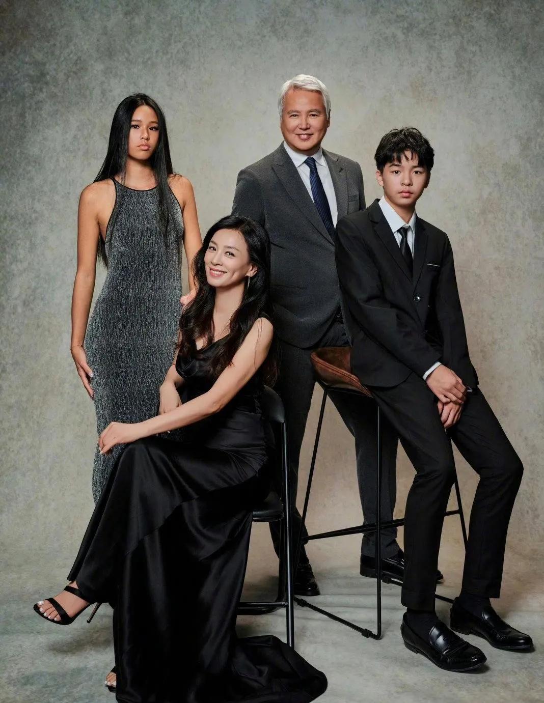 张庭、林瑞阳一家四口的全家福太有看点了！65岁林瑞阳满头白发，却透着慈祥感；张庭