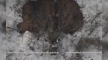 俄军刚集结14辆装甲车就被无人机摧毁，还未进攻就被扼杀！俄军在莱曼前线悄悄集结