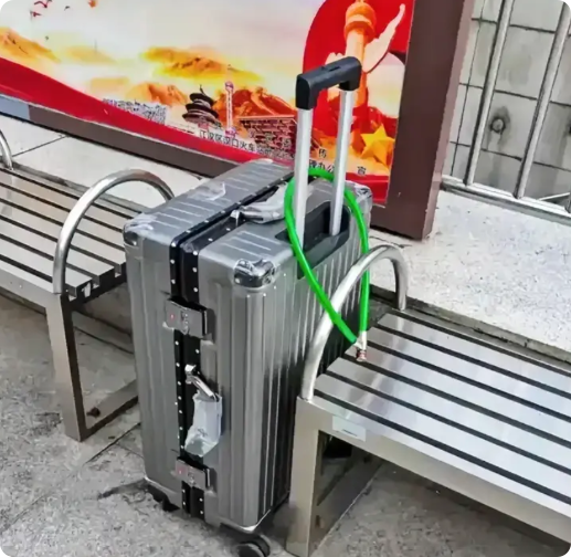广东东莞，有一名男女到一个小车站乘车，发现一名女子用自行车锁把行李箱锁起来，然后
