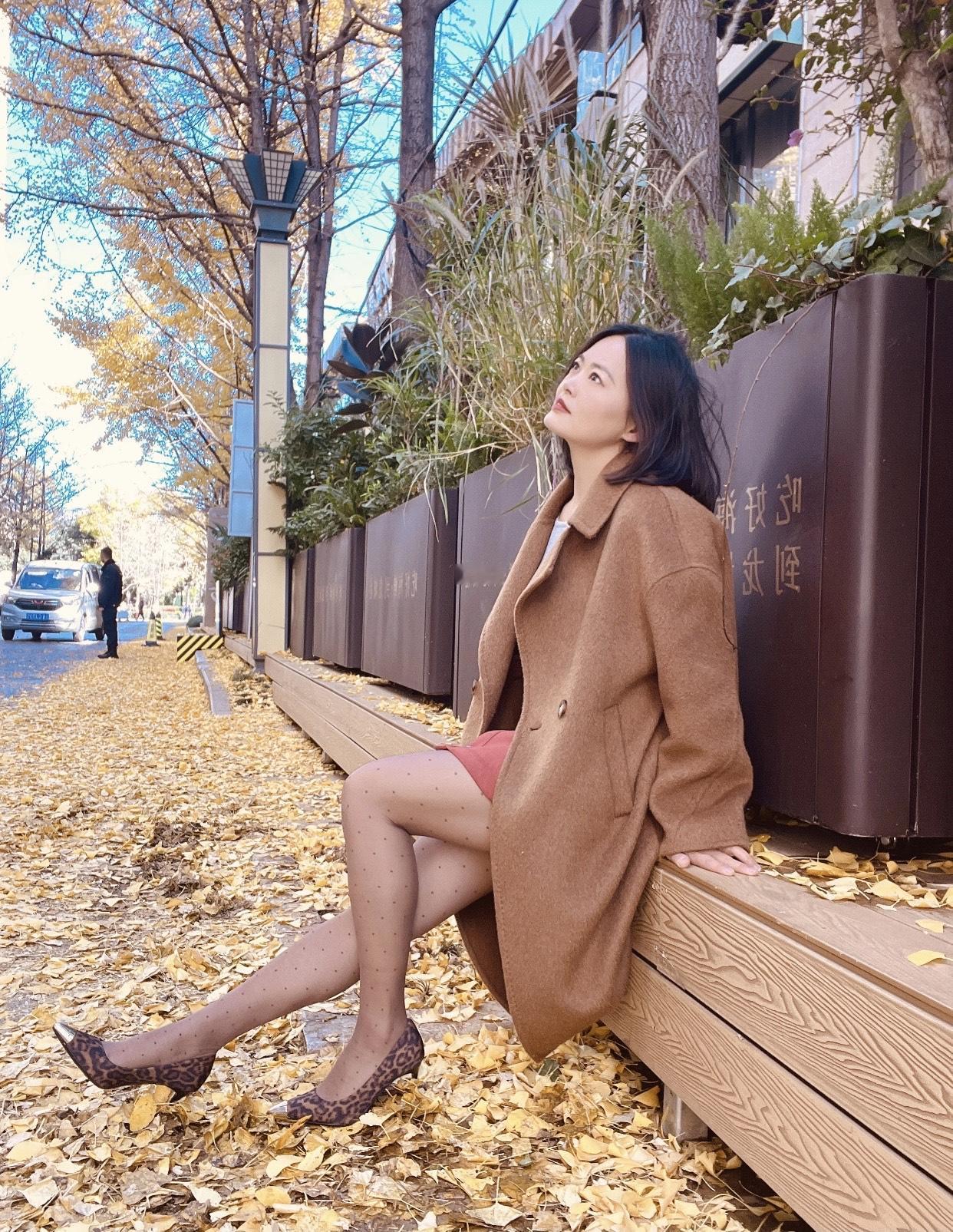 高跟鞋要怎么搭配才好看秋风起，落叶舞，美人倚栏思。棕色大衣和豹纹高跟鞋的完美融合