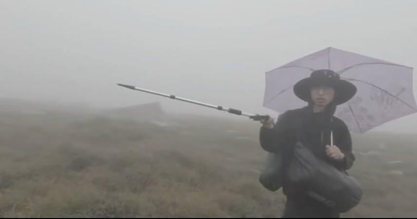 秦岭救援队上山，发现一个违法穿越鳌太线的年轻小伙，打着小花雨伞，穿着板鞋，还迷路