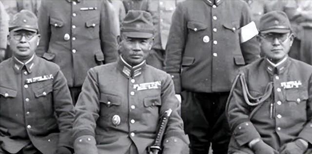 1939年，日军召开宴会，一个军统特工趁机混入其中，他拿出一包剧毒，悄悄撒进酒里