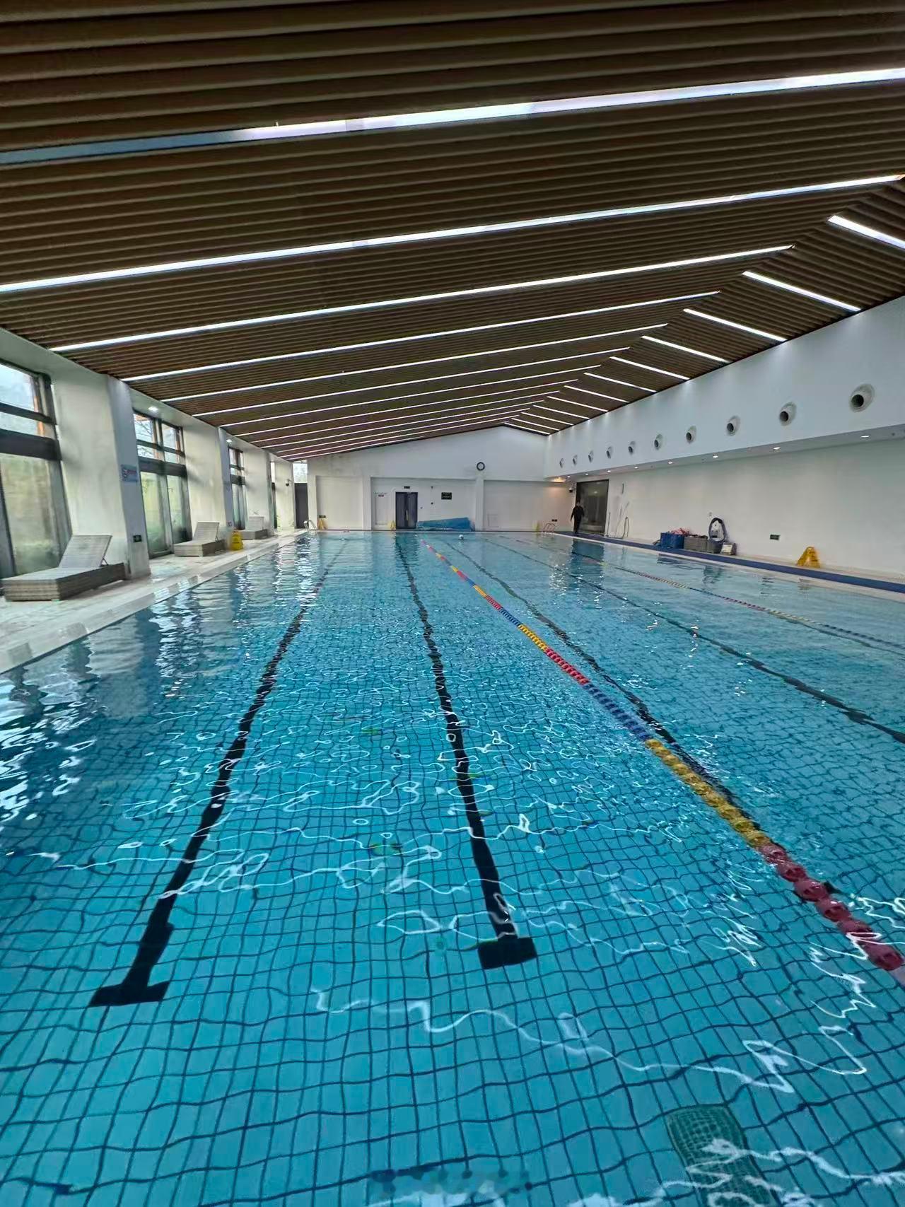 这个冬天，就是靠疫苗+游泳来抵御流感的。前天去北京时，嗓子干涩了大半天，一晚上喝