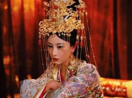 崇祯年间某天清晨，懿安皇后正在梳洗，太监陈德润以奏事为由，硬生生闯进了她的内室，
