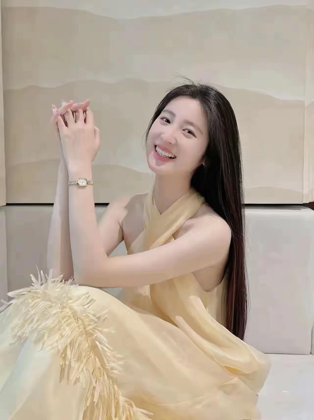 温柔甜美的黄色连衣裙，搭配精致手表，散发优雅气质。🌸💕