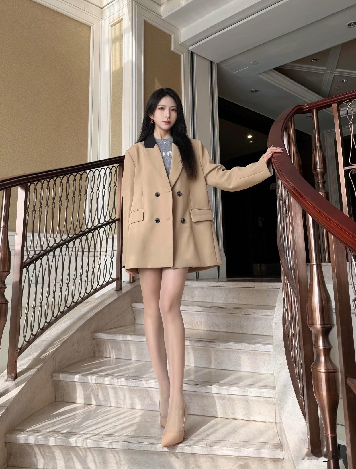 清雅脱俗的美到底长啥样？五官清丽，水汪汪的大眼睛，明丽的笑容，体型纤瘦均匀，肤白