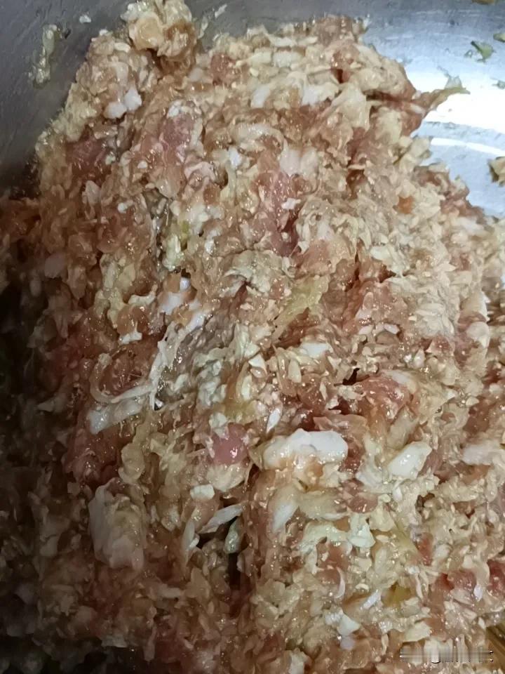 早晨起来包的饺子。是不是看着就想吃[大笑][大笑][大笑]有没有食欲[大笑][大