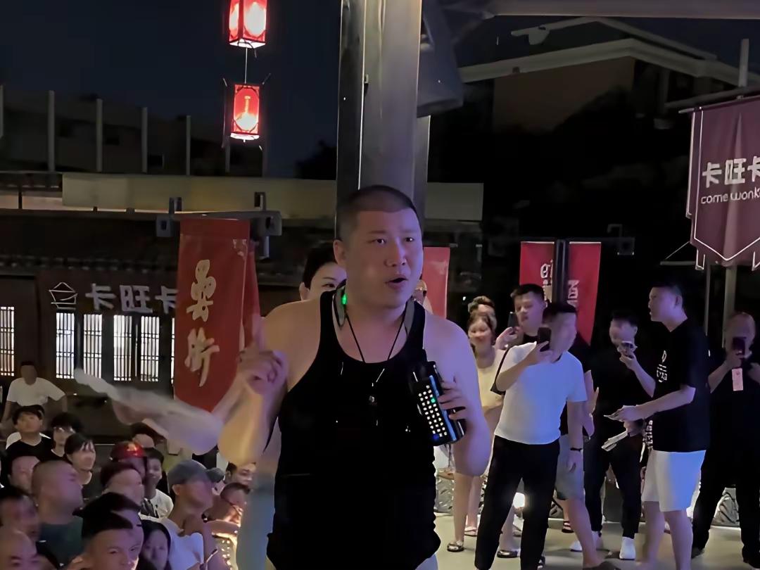 被封杀的大网红，凭什么还能复出捞金？2023年自导自演“被绑架活埋”，480