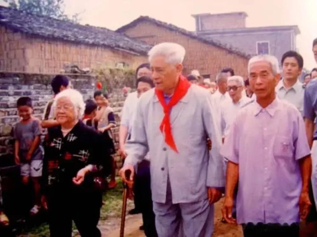 2003年8月6日，88岁高龄的开国少将、原昆明军区司令员张铚秀将军（前右二）携