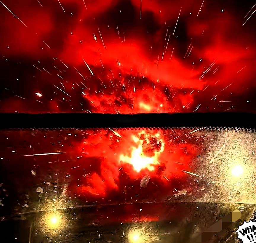 刷到个新闻，泰国把柬埔寨的弹药库给炸了。一夜之间，天都烧红了！最离谱的是这事儿