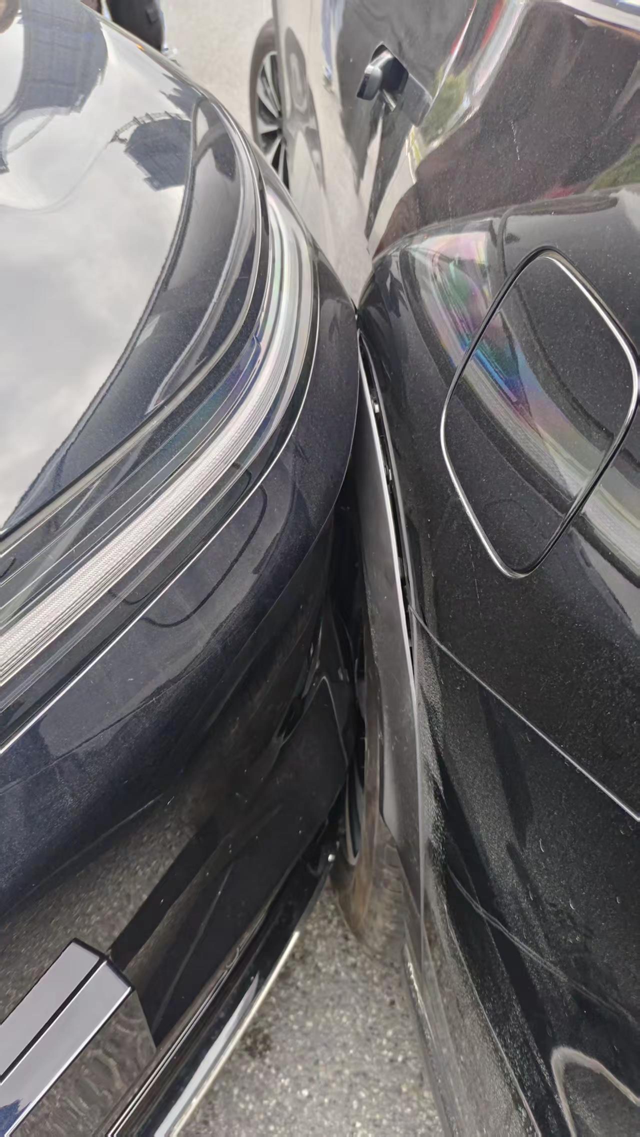 你丫的，不会开车么？就不要上路哦，不到一个月的车子撞了，气死我了