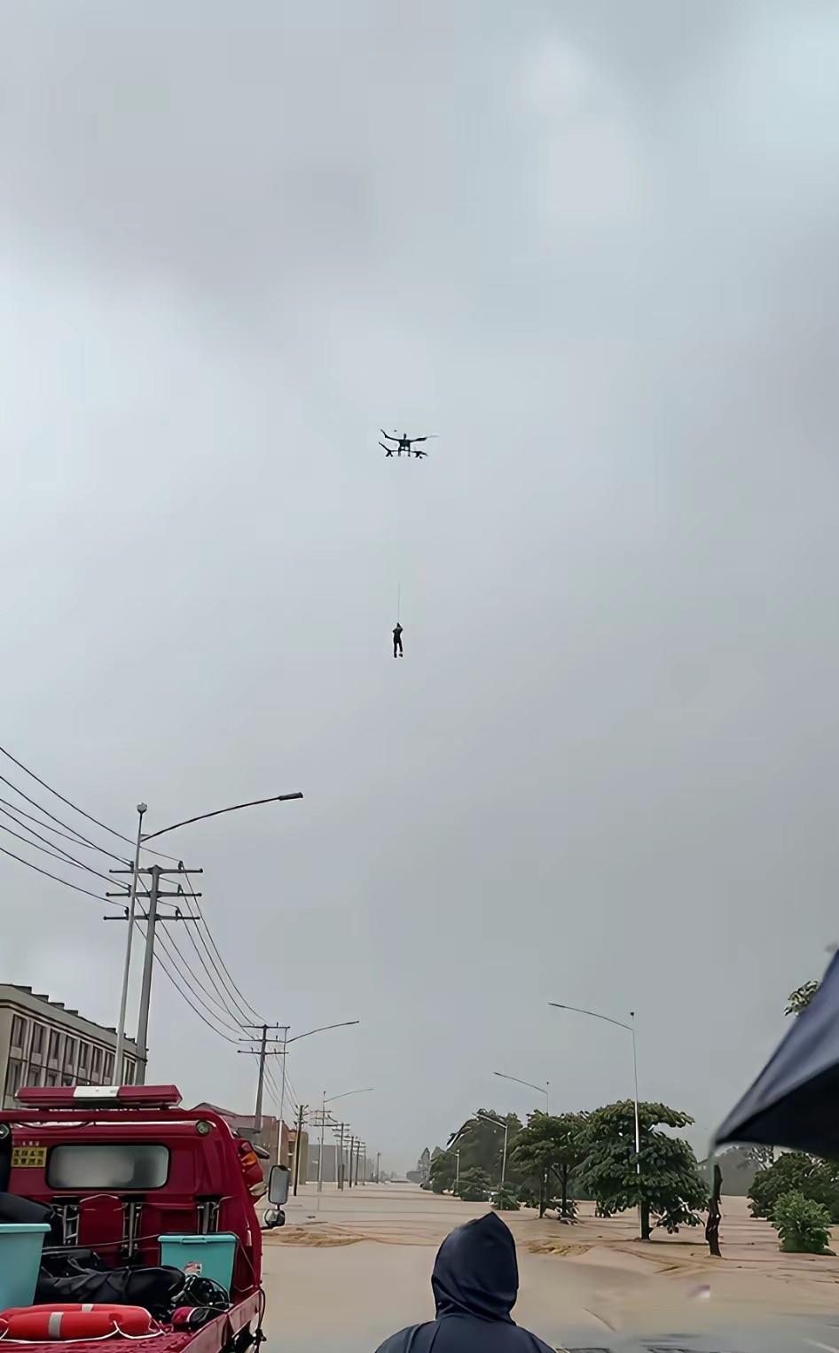大疆：规定无人机不可以吊人。救援：那怎么办？还有许多人需要救。大疆以及群众：