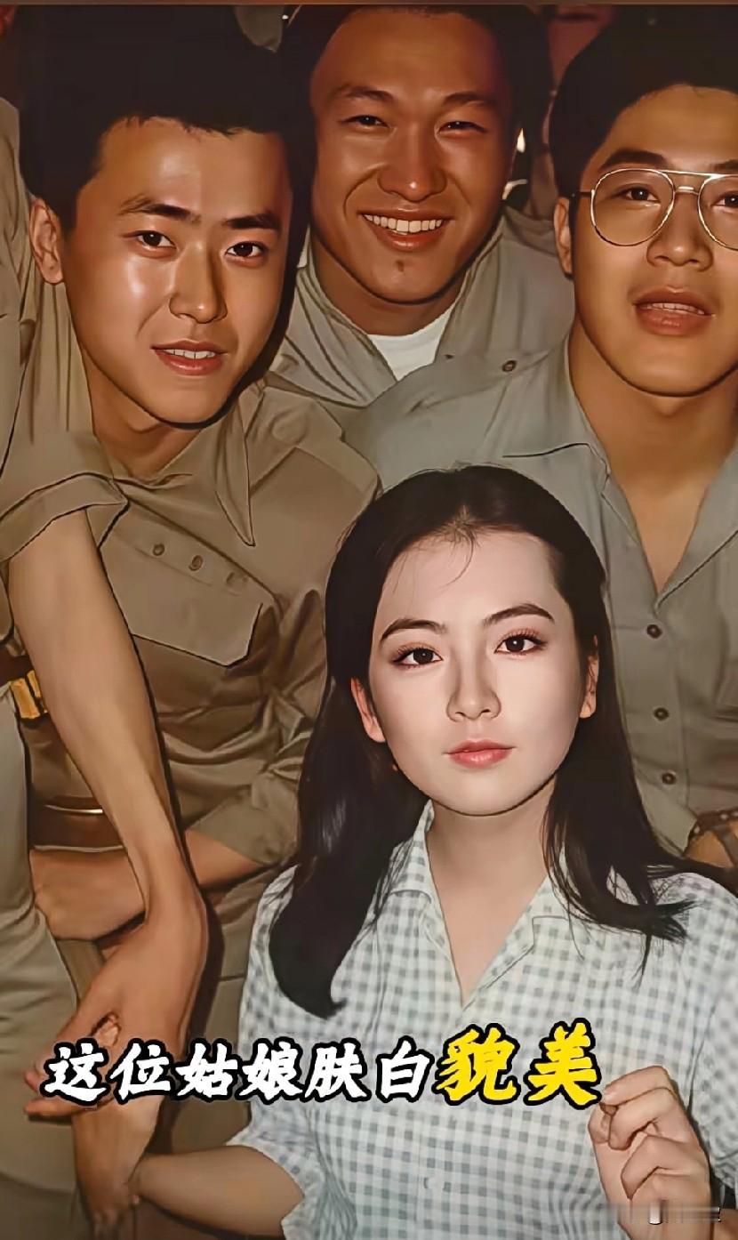 C位的姑娘肤白貌美，清纯可人，23岁时被台军围观，作为玉女偶像，她上世纪80年代