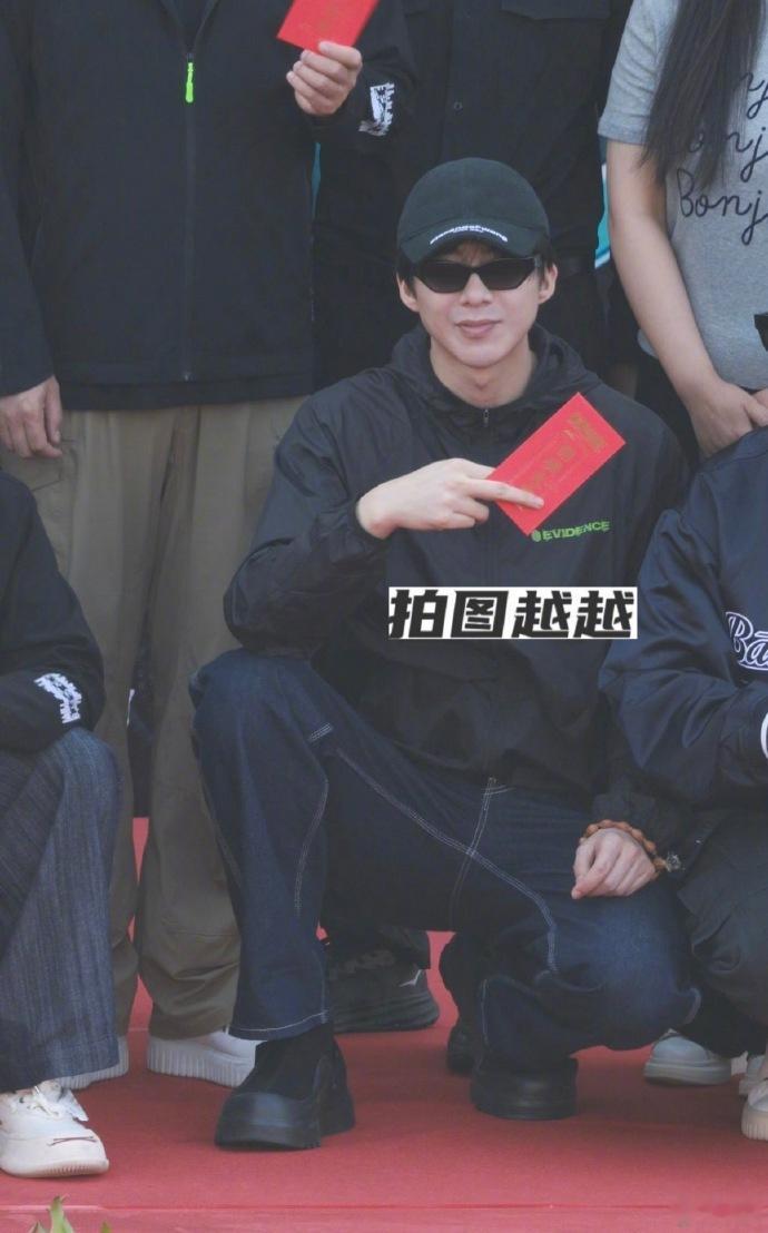 刘宇宁新剧铁证开机现场，生图也好帅