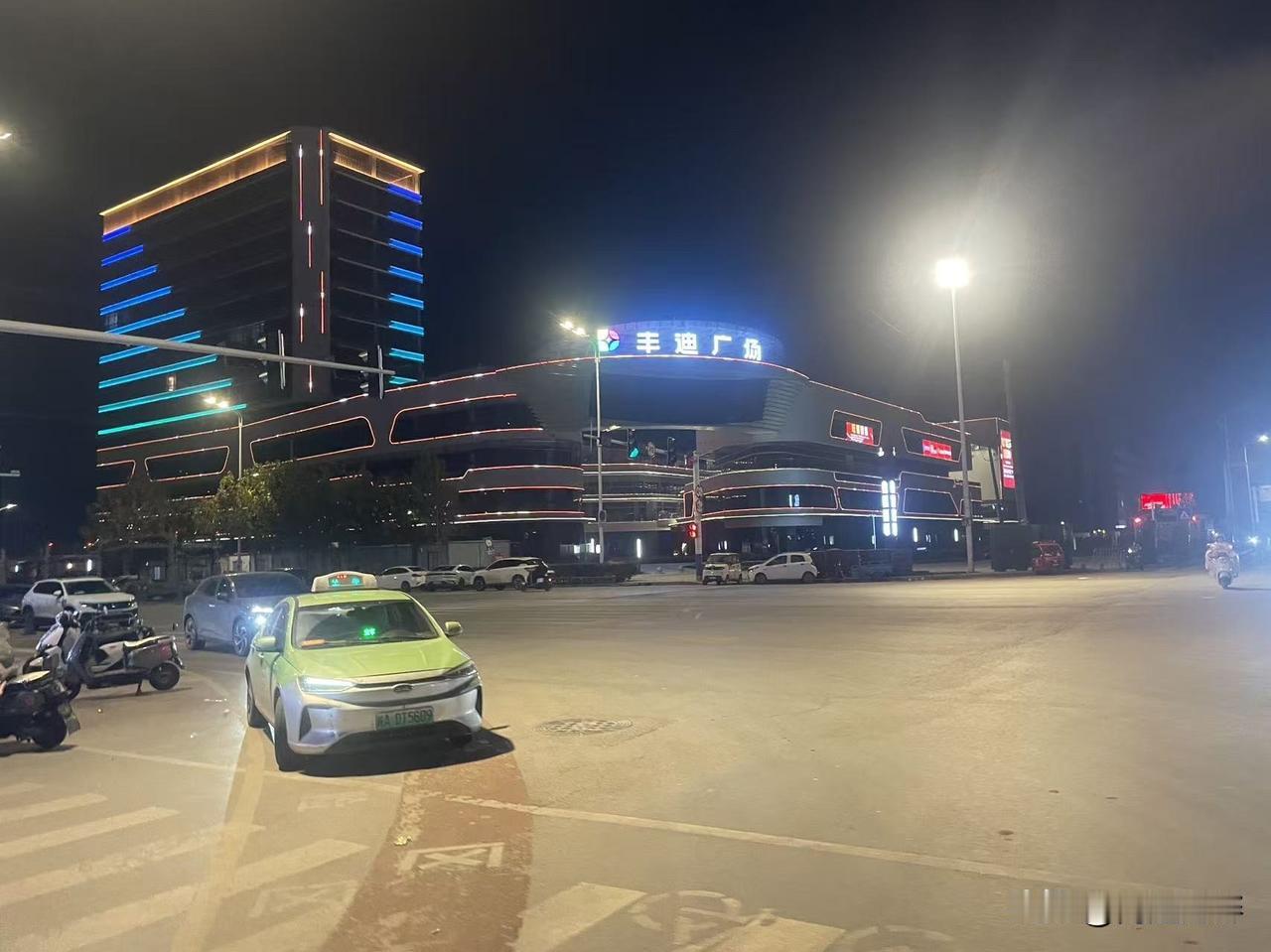 合肥汽车小镇，商业综合体代表，长丰县下塘镇中心丰迪广场。镇区常住人口不知道可