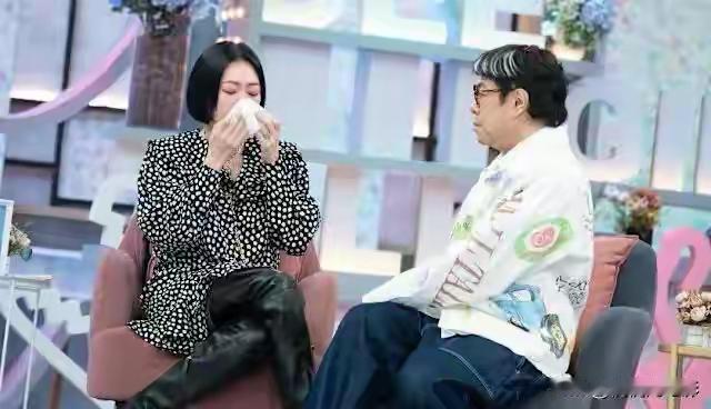 小S重回荧幕那天，镜头扫到她眼尾的细纹，比之前深了些。和蔡康永并肩站在《小姐不熙