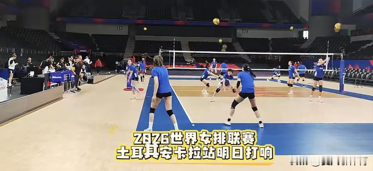 中国女排今日份适应场地训练！终于看到老将刁琳宇，脱掉腿上厚厚的护具了，明天下午对