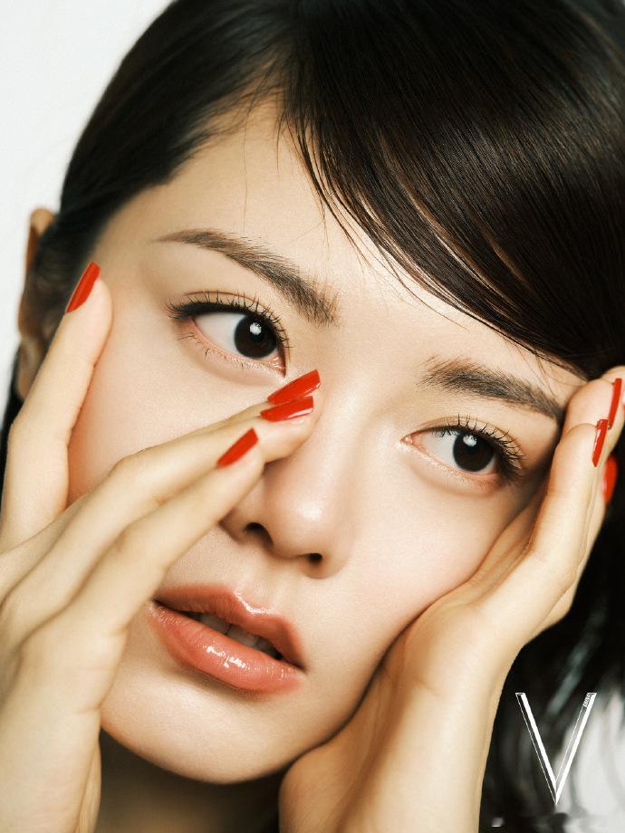 明显感受到赵今麦身形的纤瘦，在时光的不同刻度里，她的影子也有着不同的模样。赵今麦