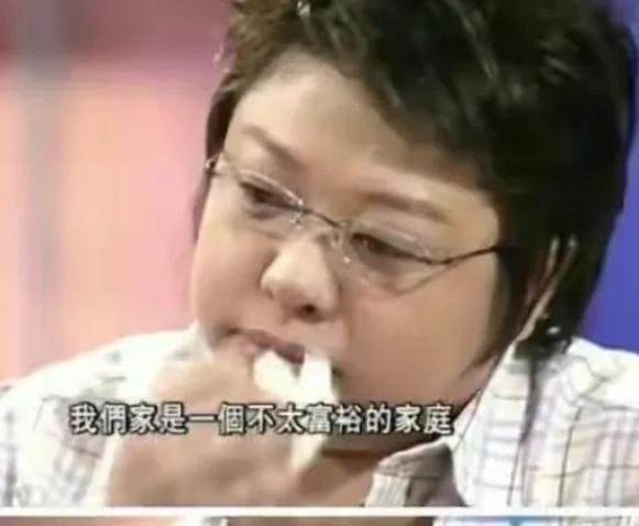 1980年，韩红被继父虐待，还被扫地出门，说：“要不是我养的你，你早就饿死了