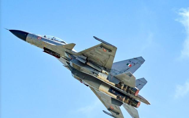 印度人想破脑袋也不明白，中国为什么可以发展出歼16重型战机，印度有着苏30MKI