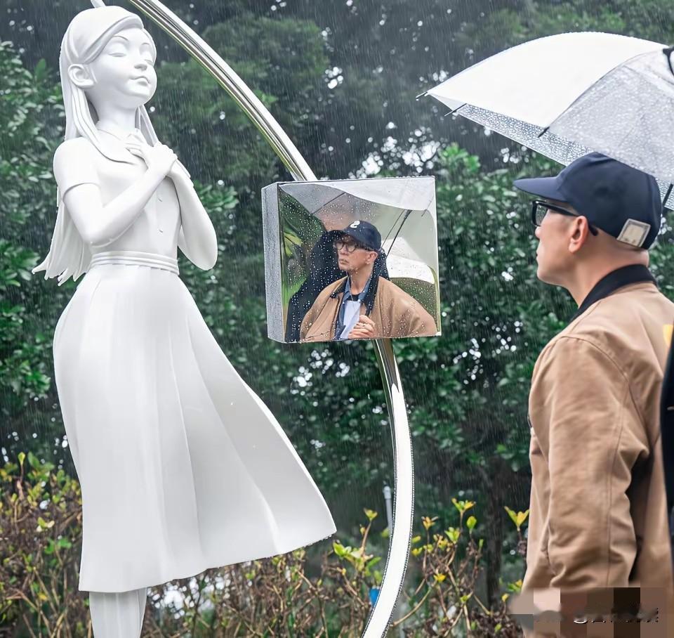 看到这只能说我的老天奶S家办的事果然一直很S风首先墓碑上不写大S的名字