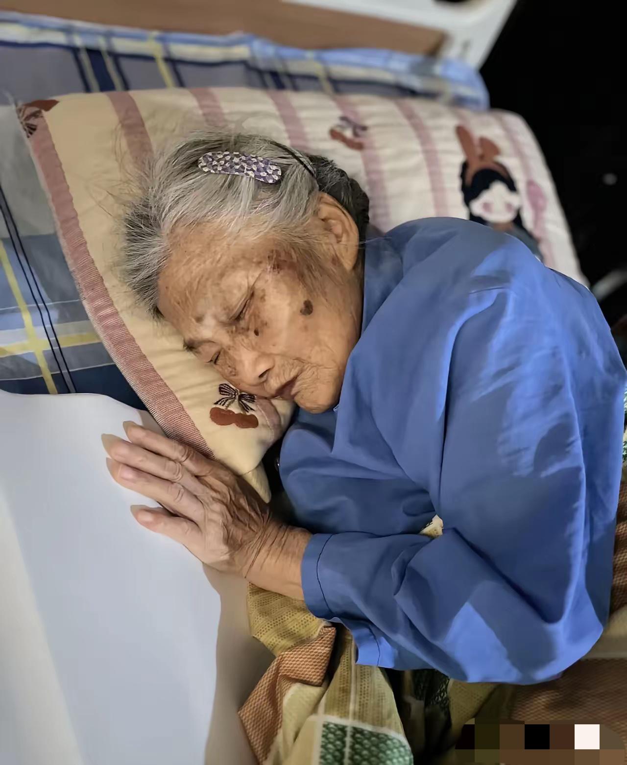 我老家村里有一个老太太99岁，没病没痛的，早上吃完饭突然对家人说：“我躺床上睡一